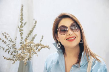 Kafedeki mutlu Asyalı kadın portresi - rahatlama zamanı konsepti olan kadın