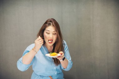Kafedeki mutlu Asyalı kadın portresi - rahatlama zamanı konsepti olan kadın