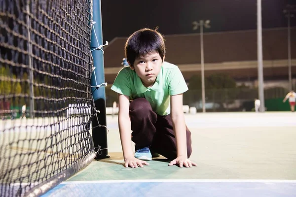 Garçon Heureux Dans Court Tennis Pendant Pratique Sport Sport Tennis — Photo