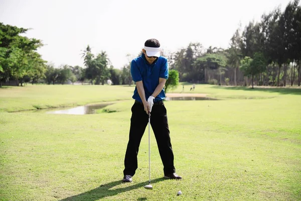 Hombre Jugar Aire Libre Actividad Deportiva Golf Personas Concepto Deporte —  Fotos de Stock