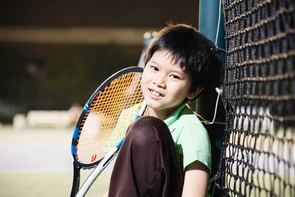 Щасливий Хлопчик Тенісному Корті Під Час Своєї Практики Спорту Тенісний — стокове фото