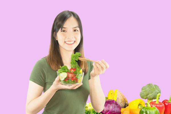 コピースペースの背景の上にキチェンのものを保持する幸せな女性 人々の家は食品の準備コンセプトを作りました — ストック写真