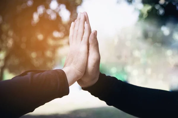 Hombre Tocando Sosteniendo Mano Juntos Para Éxito Compromiso Concepto Trabajo — Foto de Stock