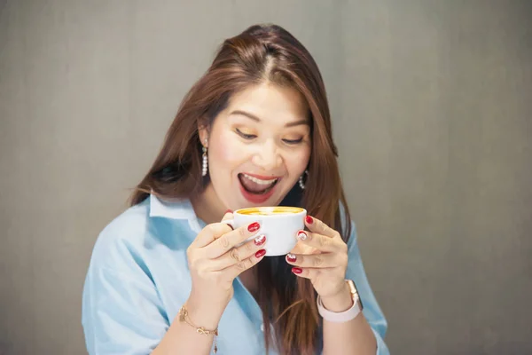 Portret Szczęśliwy Młoda Azjatka Kawiarni Kobieta Koncepcji Czasu Relaksu — Zdjęcie stockowe