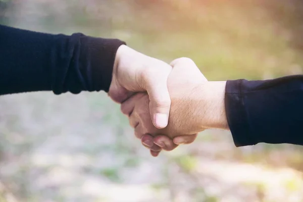 Hombre Tocando Sosteniendo Mano Juntos Para Éxito Compromiso Concepto Trabajo — Foto de Stock