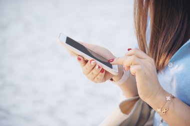 Cep telefonu kullanan kadın - cep telefonu teknolojisi kavramını kapat