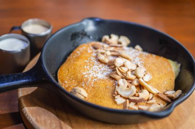 Ahşap masa üzerinde pancake seti - kahverengi yiyecek ve içecek tatlı kavramı