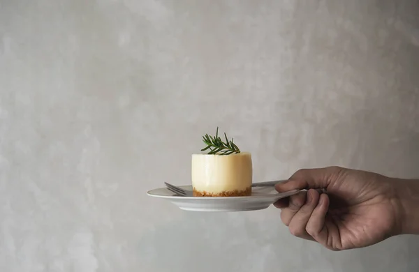 Hand Hält Getränk Dessert Über Tablett Zementwand Hintergrund Mit Kopierraum — Stockfoto
