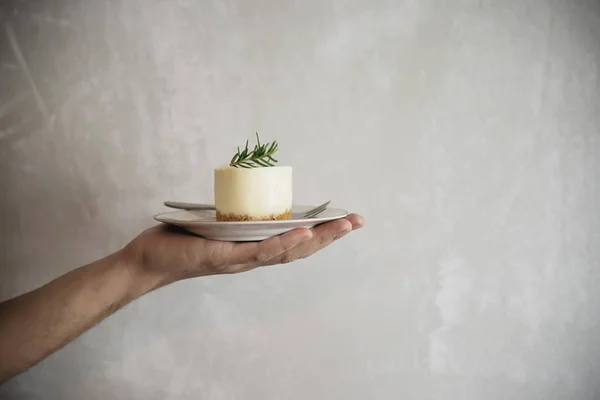 Hand Hält Getränk Dessert Über Tablett Zementwand Hintergrund Mit Kopierraum — Stockfoto