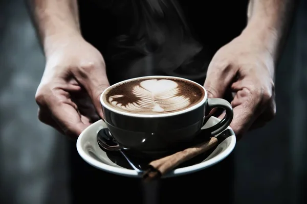 手捧热咖啡杯 具有咖啡背景概念的人 — 图库照片