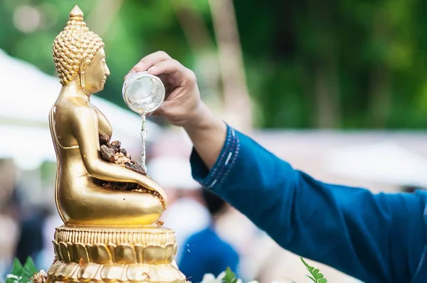 Songkran festivalinde geleneksel ceramony insanlar saygı yaşlı ve kutsal şey için - Kuzey Tay geleneksel tatil konsepti Songkran festivali