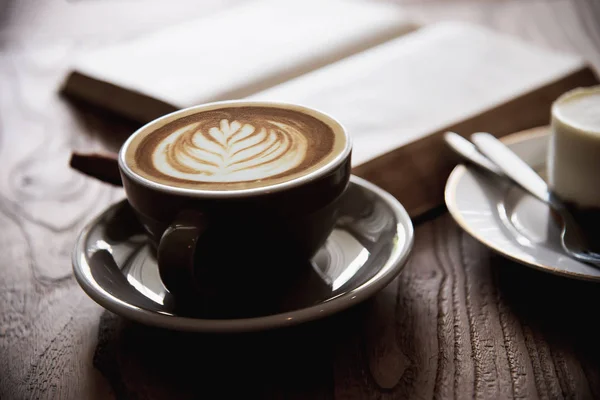 Relajarse Hombre Asiático Beber Café Leer Libro Una Cafetería Estilo — Foto de Stock