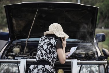 Kadın yerel bir yol Chiang mai Tayland bir araba motoru sorunu çözmek için deneyin - araba sorunu ulaşım kavramı ile insanlar 