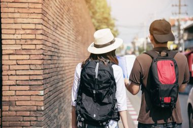 Asya sırt çantası çift turist şehir haritası tutan yol geçiş - seyahat insanlar tatil yaşam tarzı kavramı
