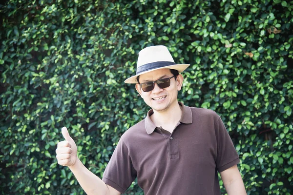 Porträtt Asiatisk Turist Man Över Gröna Träd Vägg Bakgrund Turistreklam — Stockfoto