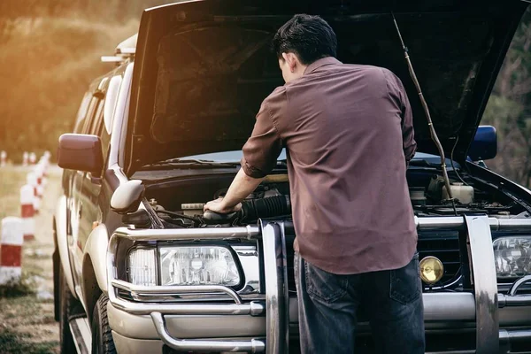 Mann Versucht Ein Auto Motor Problem Auf Einer Lokalen Straße — Stockfoto