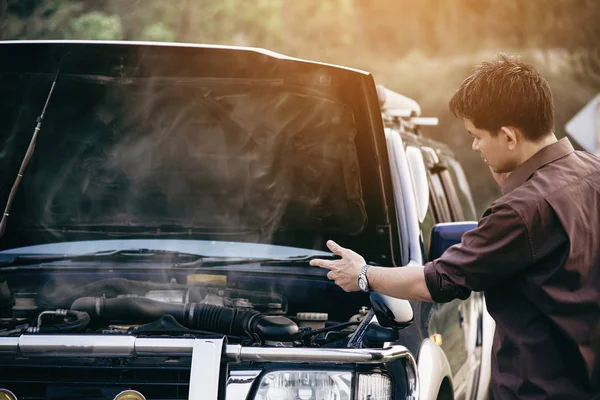 Mann Versucht Ein Auto Motor Problem Auf Einer Lokalen Straße — Stockfoto