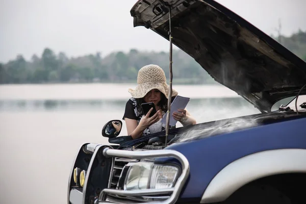 Kadın Yerel Bir Yol Chiang Mai Tayland Bir Araba Motoru — Stok fotoğraf