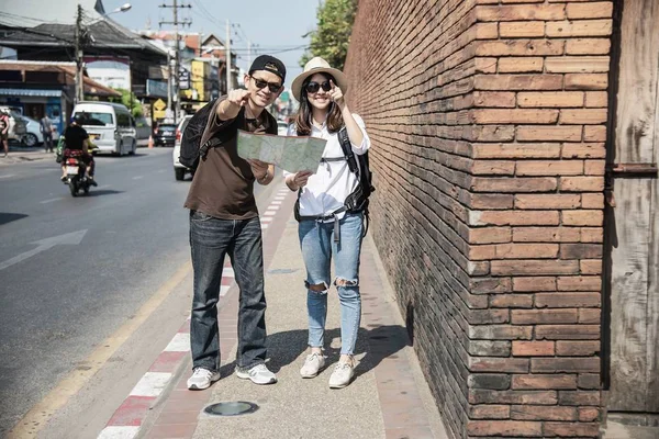 道路を横断する都市地図を保持するアジアのバックパックカップル観光 旅行人の休暇ライフスタイルコンセプト — ストック写真