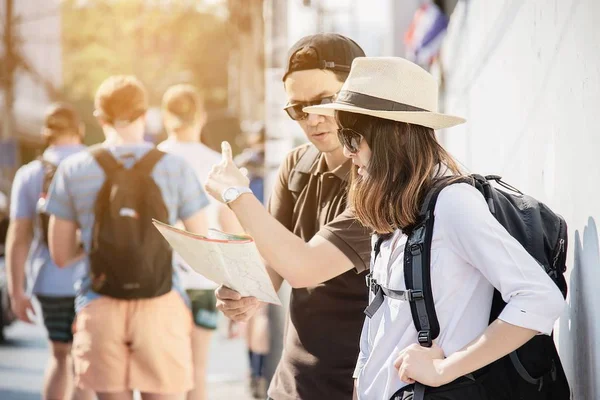 Mochila Asiática Pareja Turista Celebración Mapa Ciudad Cruzando Carretera Viajes — Foto de Stock