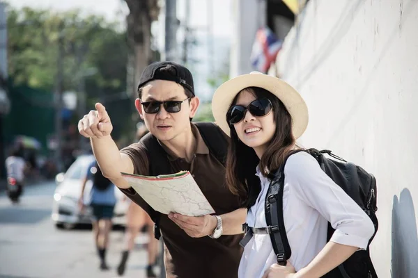 Mochila Asiática Casal Turista Segurando Mapa Cidade Cruzando Estrada Viagem — Fotografia de Stock