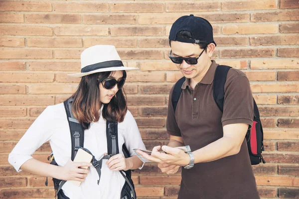 道路を横断する都市地図を保持するアジアのバックパックカップル観光 旅行人の休暇ライフスタイルコンセプト — ストック写真
