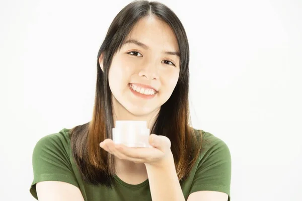Jovem Bela Senhora Usando Creme Hidratante Para Cuidados Com Pele — Fotografia de Stock