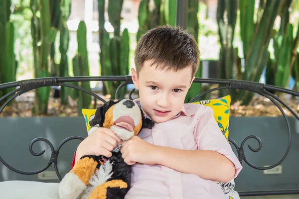 Retrato Niño Europeo Asiático Feliz Con Una Muñeca Perro Encantadora — Foto de Stock