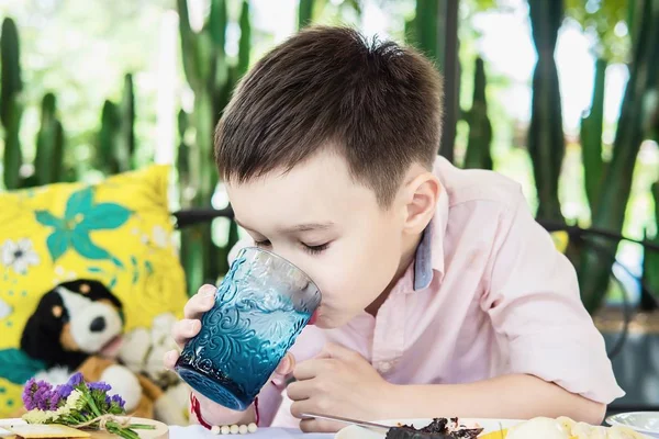 Retrato Feliz Asiático Europeu Menino Beber Água Relaxar Criança Estilo — Fotografia de Stock