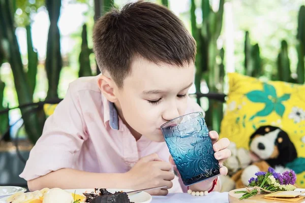 Retrato Feliz Asiático Europeu Menino Beber Água Relaxar Criança Estilo — Fotografia de Stock