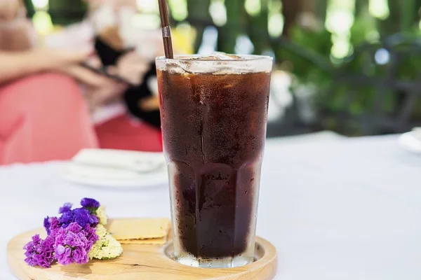 Kaca Americano Dingin Pada Meja Penutup Kain Putih Konsep Minuman — Stok Foto