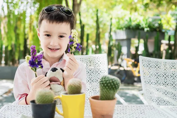 Pojke Njuta Leker Med Blomma Och Kaktus Restaurang Pojke Lycklig — Stockfoto