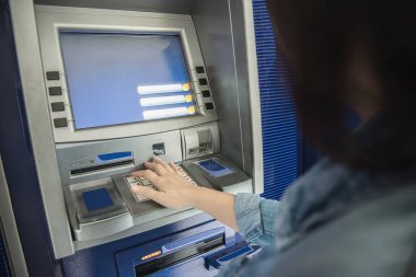 Otomatik vezne makinesinden para almak için bekleyen insanlar - insanlar Atm kavramından para çekti