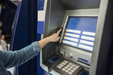 Otomatik vezne makinesinden para almak için bekleyen insanlar - insanlar Atm kavramından para çekti