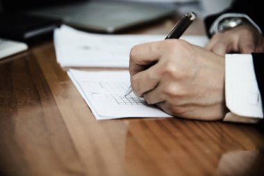 Öğretmen birden fazla seçenek kontrol cevap sayfası sınav - eğitim insanlar kağıt test kavramı ile çalışan