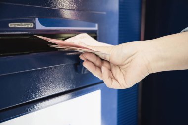 Otomatik vezne makinesinden para almak için bekleyen insanlar - insanlar Atm kavramından para çekti
