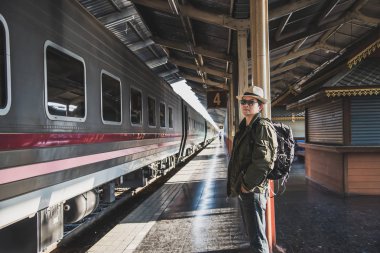 Seyahat adam platformda tren beklemek - tren istasyonu ulaşım kavramı insanlar tatil yaşam tarzı faaliyetleri