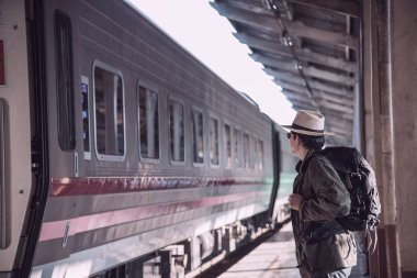 Seyahat adam platformda tren beklemek - tren istasyonu ulaşım kavramı insanlar tatil yaşam tarzı faaliyetleri