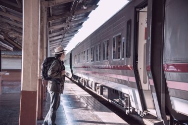 Seyahat adam platformda tren beklemek - tren istasyonu ulaşım kavramı insanlar tatil yaşam tarzı faaliyetleri