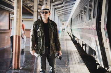 Seyahat adam platformda tren beklemek - tren istasyonu ulaşım kavramı insanlar tatil yaşam tarzı faaliyetleri