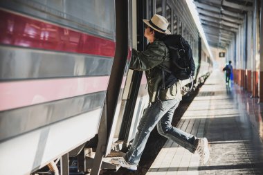 Seyahat adam platformda tren beklemek - tren istasyonu ulaşım kavramı insanlar tatil yaşam tarzı faaliyetleri