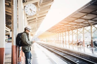Seyahat adam platformda tren beklemek - tren istasyonu ulaşım kavramı insanlar tatil yaşam tarzı faaliyetleri