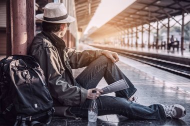 Seyahat adam platformda tren beklemek - tren istasyonu ulaşım kavramı insanlar tatil yaşam tarzı faaliyetleri