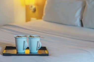 Otel odasında beyaz yatakta ikiz karşılama kahve fincanı yakın - otel iyi misafirperverliği tatil seyahat konsepti