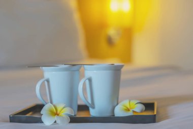 Otel odasında beyaz yatakta ikiz karşılama kahve fincanı yakın - otel iyi misafirperverliği tatil seyahat konsepti