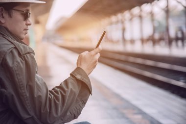 Seyahat adam platformda tren beklemek - tren istasyonu ulaşım kavramı insanlar tatil yaşam tarzı faaliyetleri