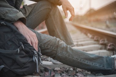 Seyahat adam platformda tren beklemek - tren istasyonu ulaşım kavramı insanlar tatil yaşam tarzı faaliyetleri