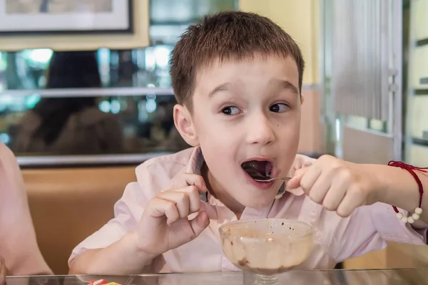 Menino Comendo Sorvete Chocolate Feliz Menino Caucasiano Comer Conceito Sobremesa — Fotografia de Stock