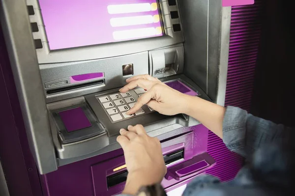 Personas Que Esperan Obtener Dinero Cajero Automático Personas Que Retiraron — Foto de Stock