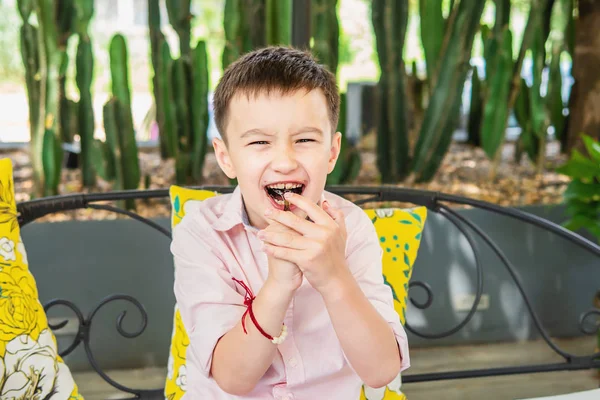 Menino Comendo Bolo Lava Chocolate Feliz Menino Caucasiano Comer Conceito — Fotografia de Stock